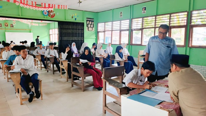 Kepala MAN 2 Tanjab Barat Tinjau Pelaksanaan Test Murid Baru