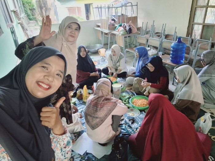 Di Balik Suksesnya Ibadah Kurban, Kekompakan Ibu-Ibu MTsN 2 Bungo Siapkan Kuliner dan Cemilan untuk Tim Penyelenggara