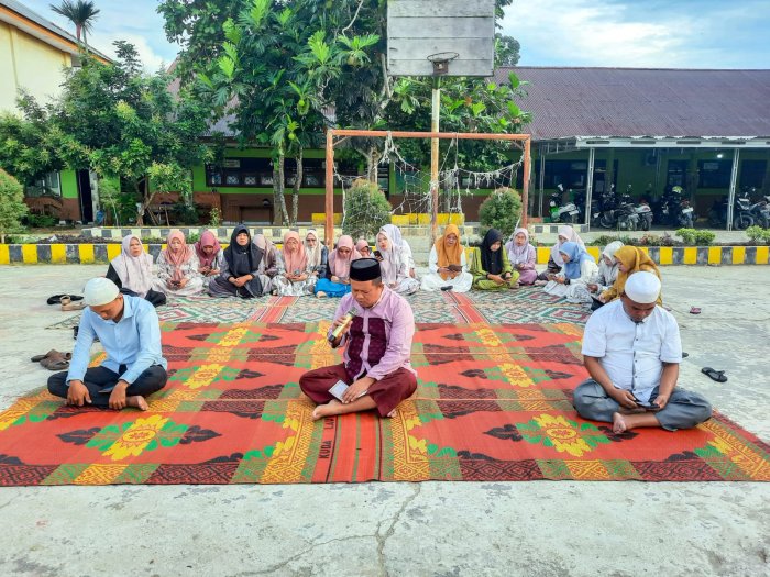 Pelaksanaan Wirid Yasin MTsN 1 Bungo: Wujud Pembiasaan Iman dan Takwa di Akhir Pekan Pelaksanaan Wirid Yasin MTsN 1 Bungo: Wujud Pembiasaan Iman dan Takwa di Akhir Pekan