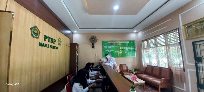 Desri Ambil Sertifikat TKA di PTSP MAN 2 Bungo Desri Ambil Sertifikat TKA di PTSP MAN 2 Bungo