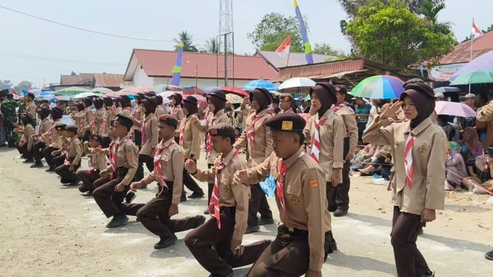 Tampil Atraktif, Barisan Kreasi Pramuka MTsN 5 Tebo Bikin Pawai Makin Meriah