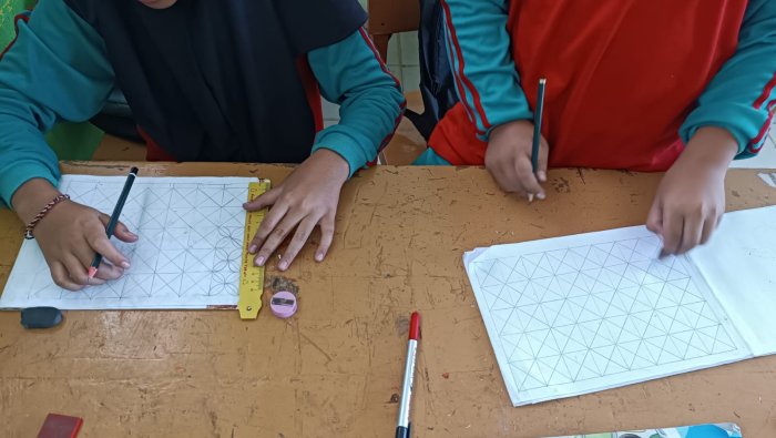 Keheningan Ruang Kelas 5B MIN 4 Tebo saat Siswa Fokus Menggambar Batik Kawung