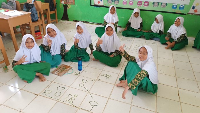 Latih Imajinasi dan Koordinasi Tim, Siswa 5B MIN 4 Tebo Berlomba Susun Bangun Datar Berdasarkan Cerita di Lantai Kelas