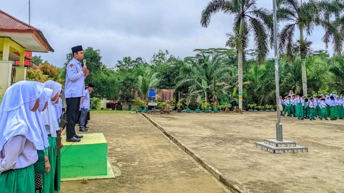 Amanat Pembina Upacara MIN 4 Tebo: Jika Senang Disambut Guru di Gerbang, Sambutlah Balik Mereka di Dalam Kelas