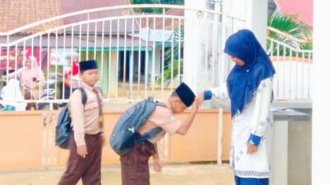 Cerita di Balik Hukuman Disiplin MIN 4 Tebo: Siswa yang Kemarin Lupa Dasi dan Peci Kini Datang Rapi Cerita di Balik Hukuman Disiplin MIN 4 Tebo: Siswa yang Kemarin Lupa Dasi dan Peci Kini Datang Rapi