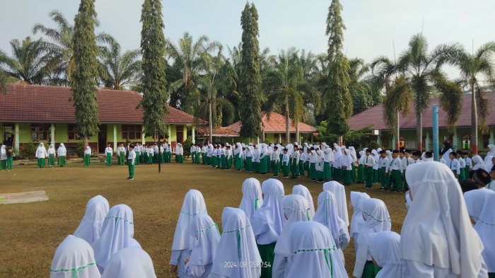 Upacara Bendera di MIN 3 Tebo : menumbuhkan rasa cinta tanah air Upacara Bendera di MIN 3 Tebo : menumbuhkan rasa cinta tanah air