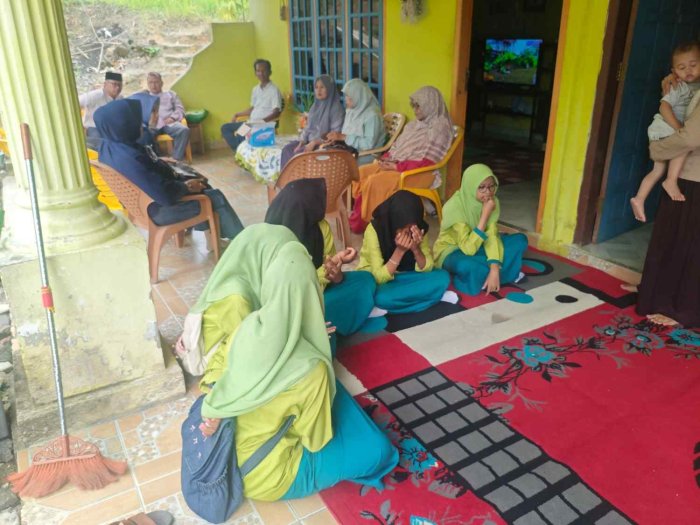 Wujud Kepedulian, Keluarga Besar MTsN 2 Bungo Gelar Takziyah ke Rumah Duka Ibunda Fadil Siswa Kelas 8B