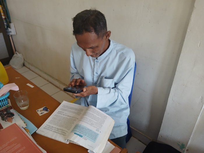Kondisi Karhutla Tak Surutkan Semangat Belajar, Guru Berikan Materi Pelajaran Melalui WhatsApp Group