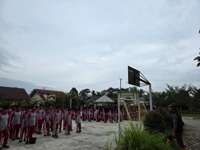 Waka Kesiswaan MTsN 1 Bungo Arahkan Siswa Siap-Siap Goro, Tanamkan Semangat Gotong Royong Waka Kesiswaan MTsN 1 Bungo Arahkan Siswa Siap-Siap Goro, Tanamkan Semangat Gotong Royong