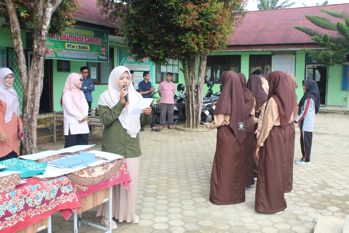 Panitia Class Meeting MTsN 2 Bungo Sampaikan Penutupan, Ibu Atika Suryani Ulfa, S.Pd Ucapkan Terima Kasih