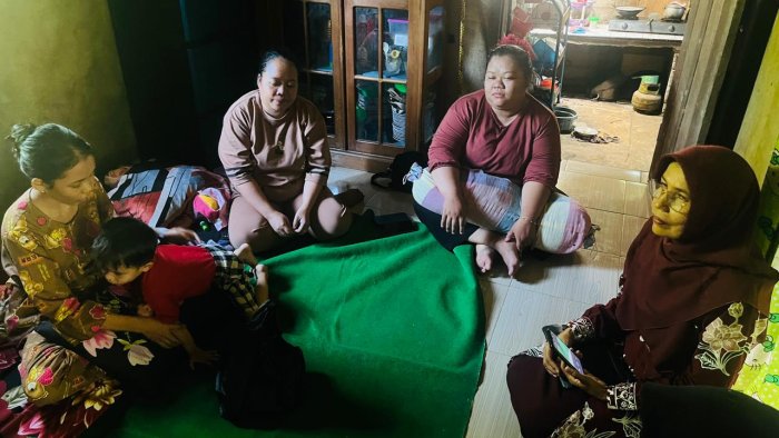 Wujud Kepedulian, Wali Kelas XC Ibu Hasnah, S.P Bersama Siswa Jenguk Teman yang Sakit Wujud Kepedulian, Wali Kelas XC Ibu Hasnah, S.P Bersama Siswa Jenguk Teman yang Sakit