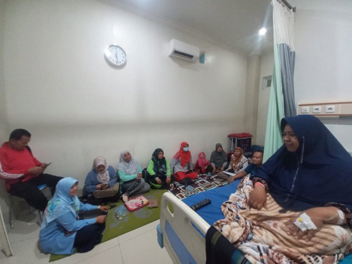 Guru MAN 2 Jenguk Ibu Ayu Fatmawati di RS Jabal Rahmah, Wujudkan Kepedulian dan Solidaritas Guru MAN 2 Jenguk Ibu Ayu Fatmawati di RS Jabal Rahmah, Wujudkan Kepedulian dan Solidaritas