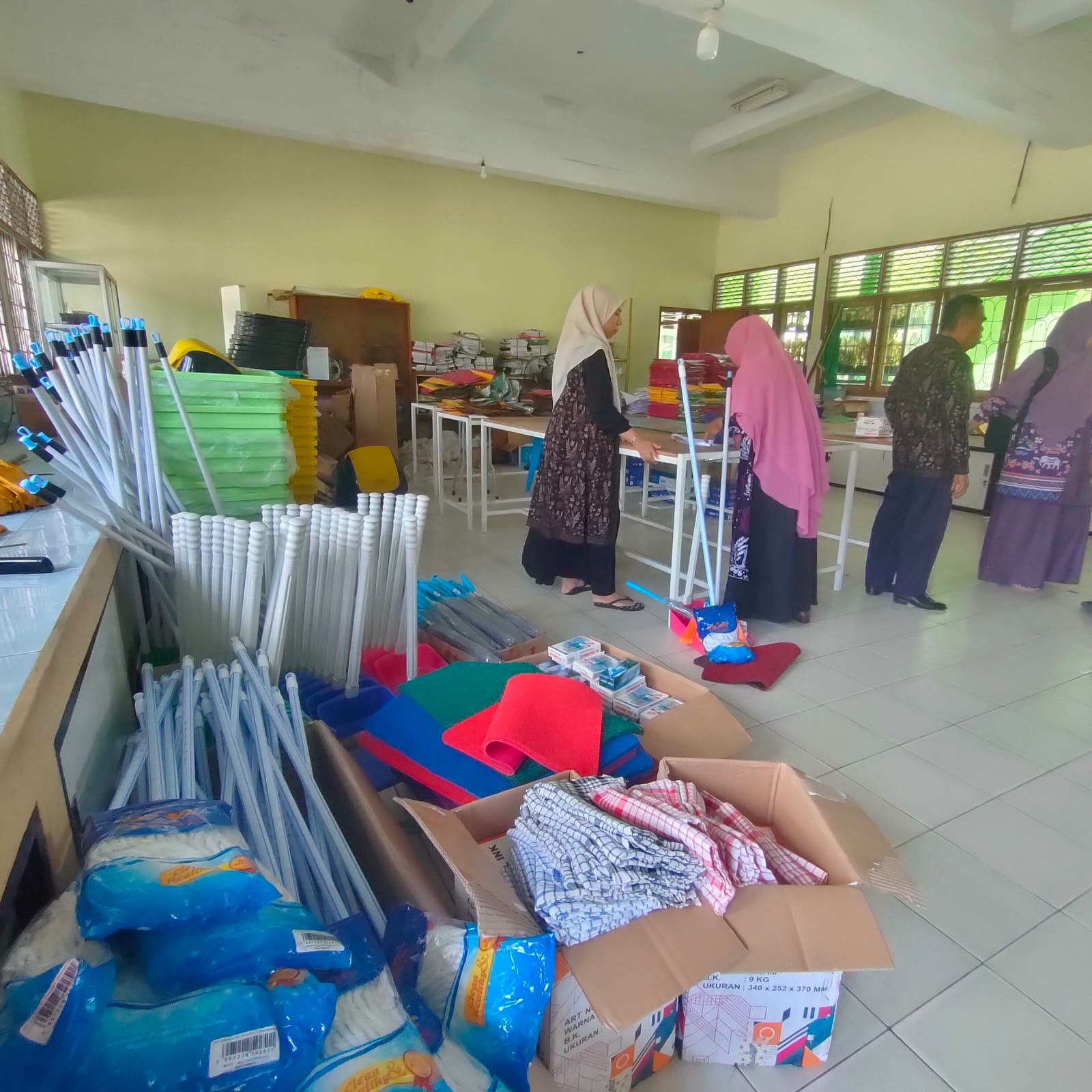 MAN 2 Kota Jambi Distribusikan Perlengkapan Kelas dan Kebersihan untuk 36 Roombel MAN 2 Kota Jambi Distribusikan Perlengkapan Kelas dan Kebersihan untuk 36 Roombel