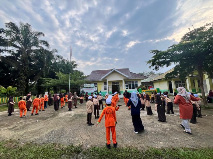 Siswa-Siswi MIN 1 Muaro Jambi Semangat Ikuti Senam Pagi Senam Pramuka