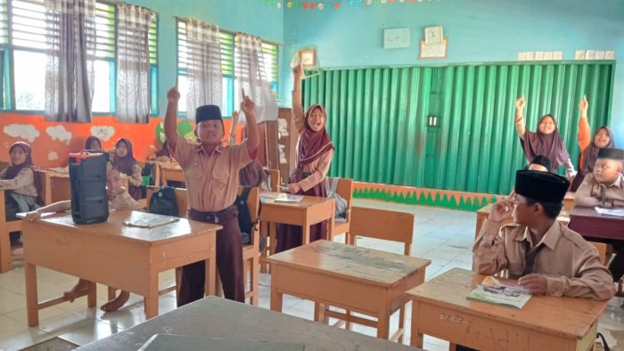 Adu Cepat Tebak Lagu Daerah di Kelas 5A MIN 4 Tebo: Antusiasme Tinggi dan Sedikit Intrik Warnai Pembelajaran