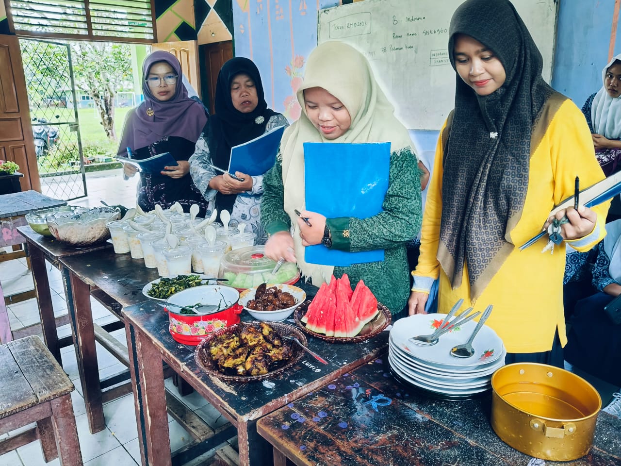 Siswa MTsN 5 Tebo Laksanakan Praktik Memasak Makanan Khas Daerah dalam Ujian Seni Budaya Siswa MTsN 5 Tebo Laksanakan Praktik Memasak Makanan Khas Daerah dalam Ujian Seni Budaya