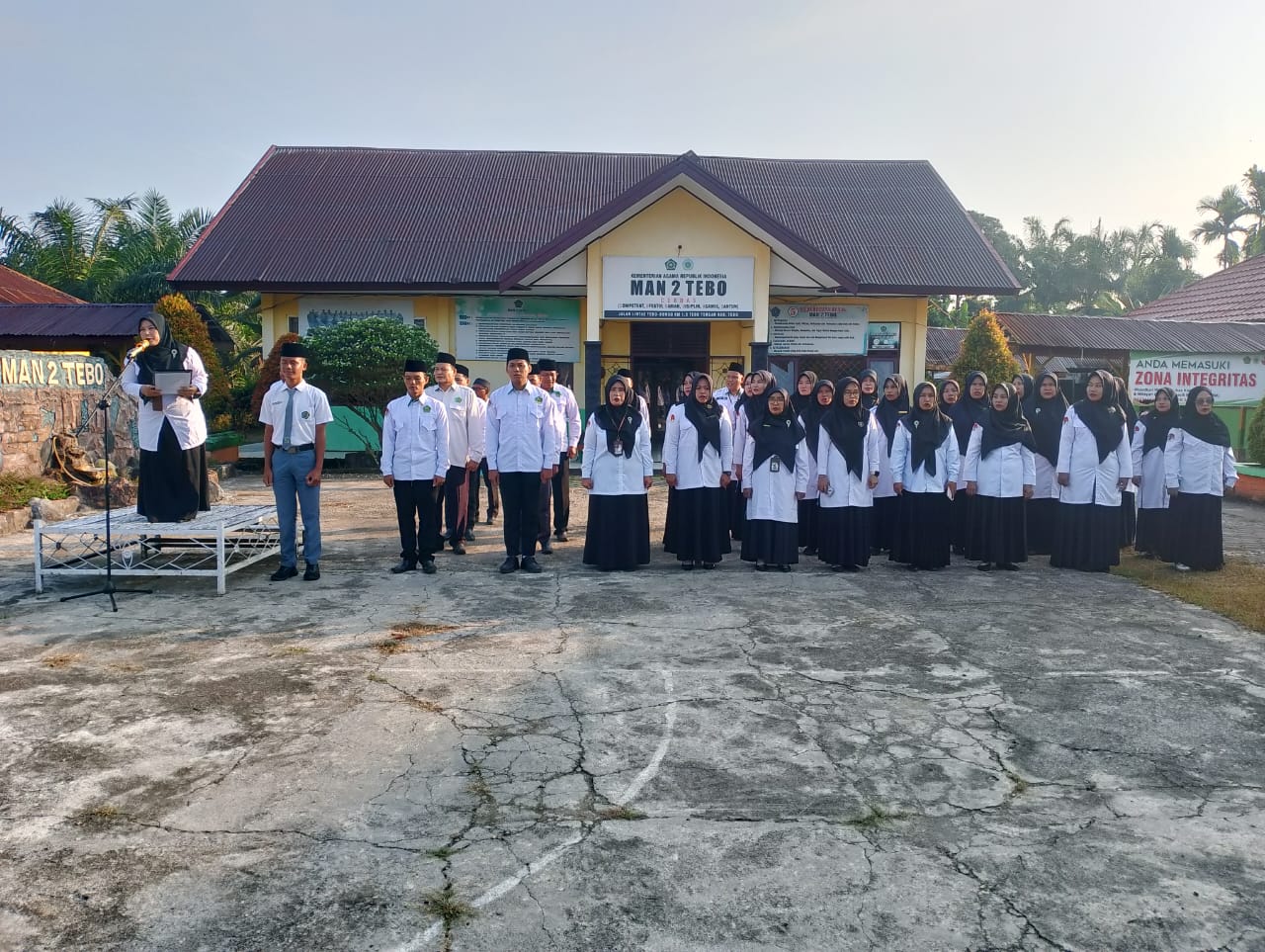 UPACARA HARI SENIN  MAN 2 TEBO : PENANAMAN NILAI-NILAI KEDISIPLINAN DAN NASIONALISME