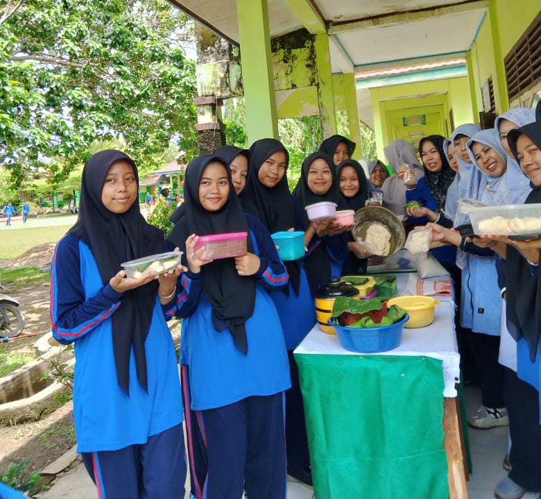 Siswa MAN 2 Bungo Antusia Praktik Langsung Membuat Donat Siswa MAN 2 Bungo Antusia Praktik Langsung Membuat Donat