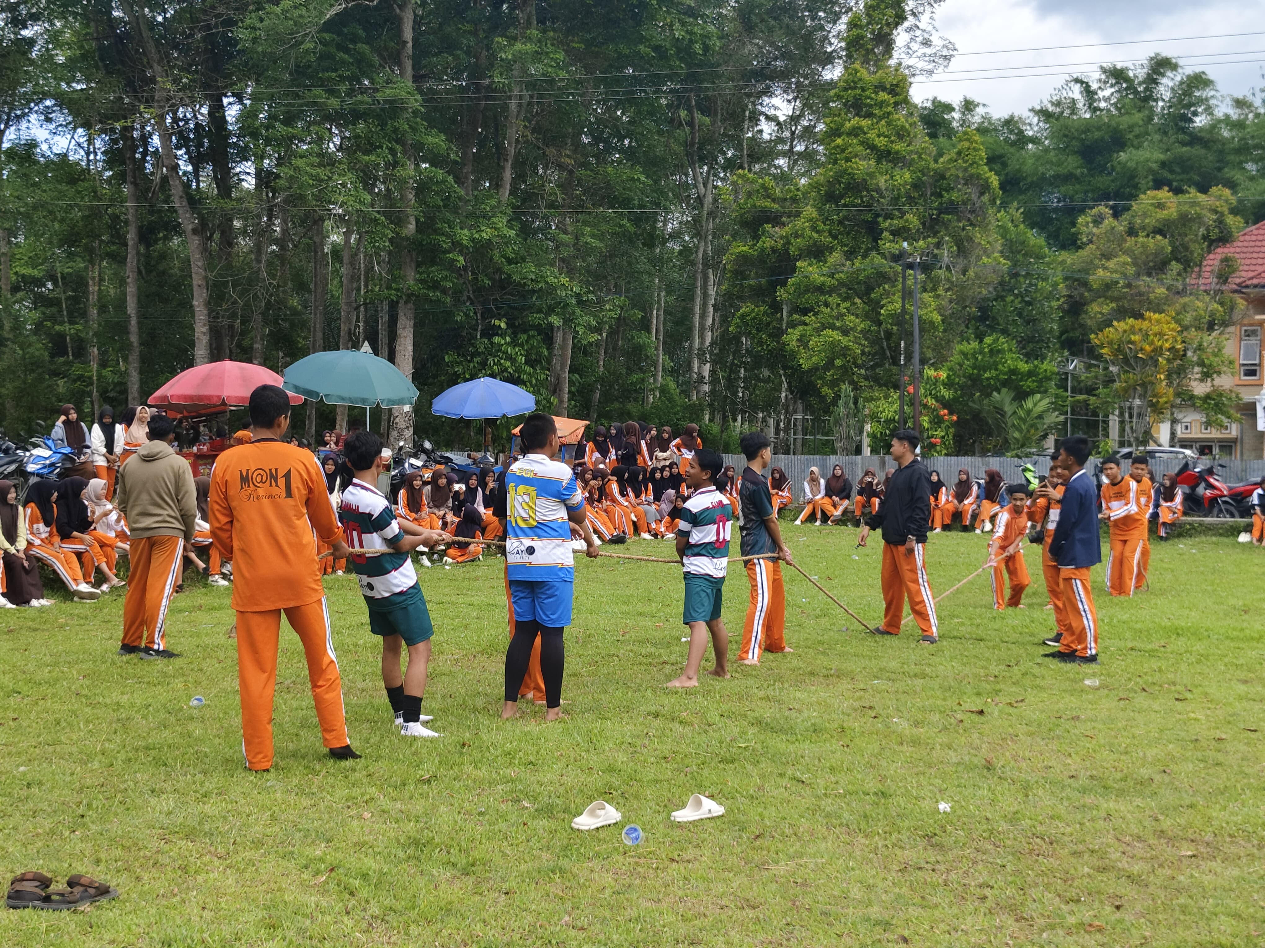 Hari Ketiga Classmeeting MAN 1 Kerinci: Lomba Tarik Tambang dan Semifinal Sepak Bola Meriahkan Kegiatan Hari Ketiga Classmeeting MAN 1 Kerinci: Lomba Tarik Tambang dan Semifinal Sepak Bola Meriahkan Kegiatan