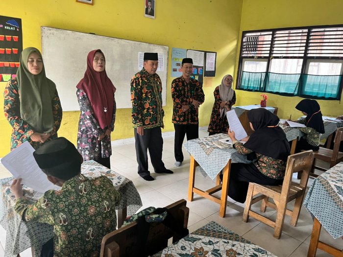 Monev Ujian Akhir Madrasah: Dr. Moeh Djuddah, M.Pd.I Pantau Langsung Kelancaran Ujian Kelas 6 Monev Ujian Akhir Madrasah: Dr. Moeh Djuddah, M.Pd.I Pantau Langsung Kelancaran Ujian Kelas 6