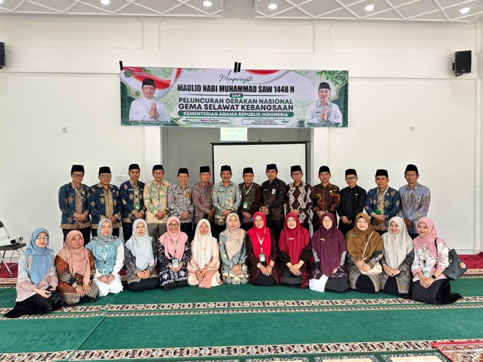 Kepala MAN 1 Kerinci Ikuti Peringatan Maulid Nabi dan Gema Selawat Kebangsaan Kepala MAN 1 Kerinci Ikuti Peringatan Maulid Nabi dan Gema Selawat Kebangsaan