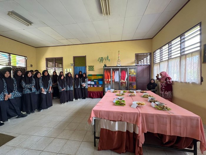 Pembelajaran Aktif, Ibu Yuliarti Laksanakan Praktik Penggunaan Bahan Bioteknologi Pembelajaran Aktif, Ibu Yuliarti Laksanakan Praktik Penggunaan Bahan Bioteknologi