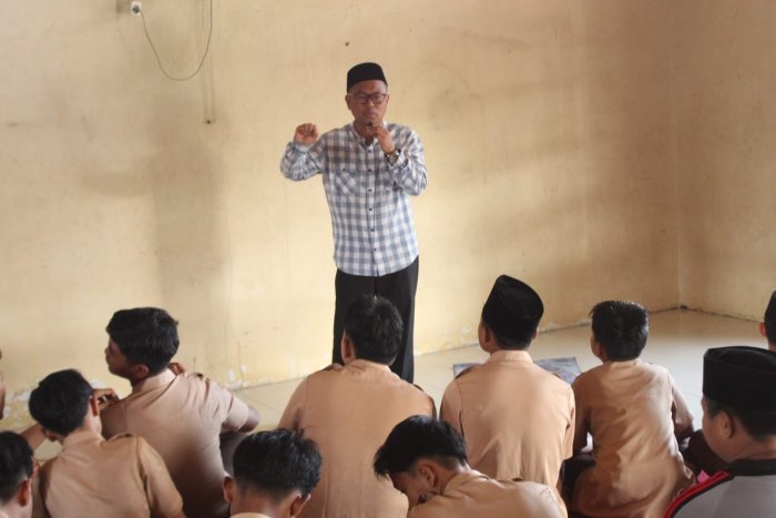 MTsN 2 Bungo Gelar Pesantren Kilat,bapak  Pendrizal, S.Pd., M.Pd. Paparkan Keutamaan Sholat Dhuha bagi Siswa.