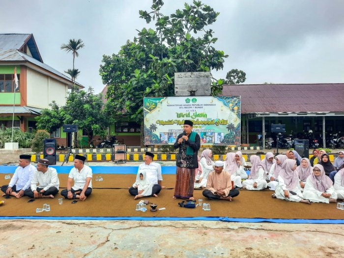Peringatan Maulid Nabi Muhammad SAW di MTsN 1 Bungo : Jadikan Al-Quran dan Sunah Nabi sebagai Pedoman Hidup Peringatan Maulid Nabi Muhammad SAW di MTsN 1 Bungo : Jadikan Al-Quran dan Sunah Nabi sebagai Pedoman Hidup