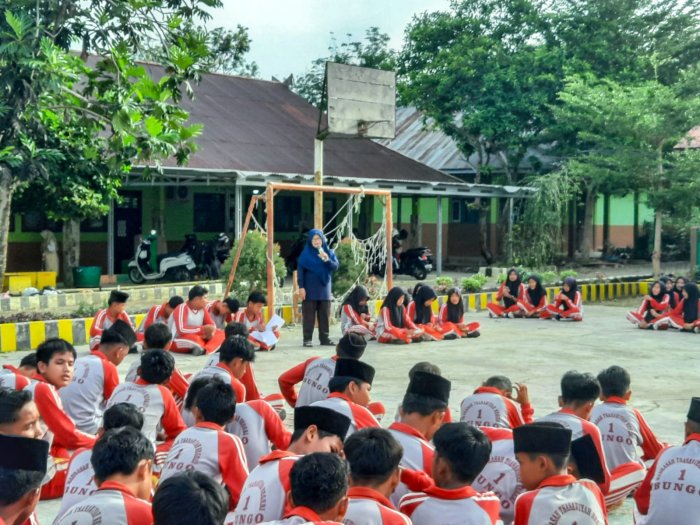 Tekankan Pentingnya Adab, Ibu Hj. Deswanti Sampaikan Arahan Bermakna pada Pengajian Pagi MTsN 1 Bungo Tekankan Pentingnya Adab, Ibu Hj. Deswanti Sampaikan Arahan Bermakna pada Pengajian Pagi MTsN 1 Bungo