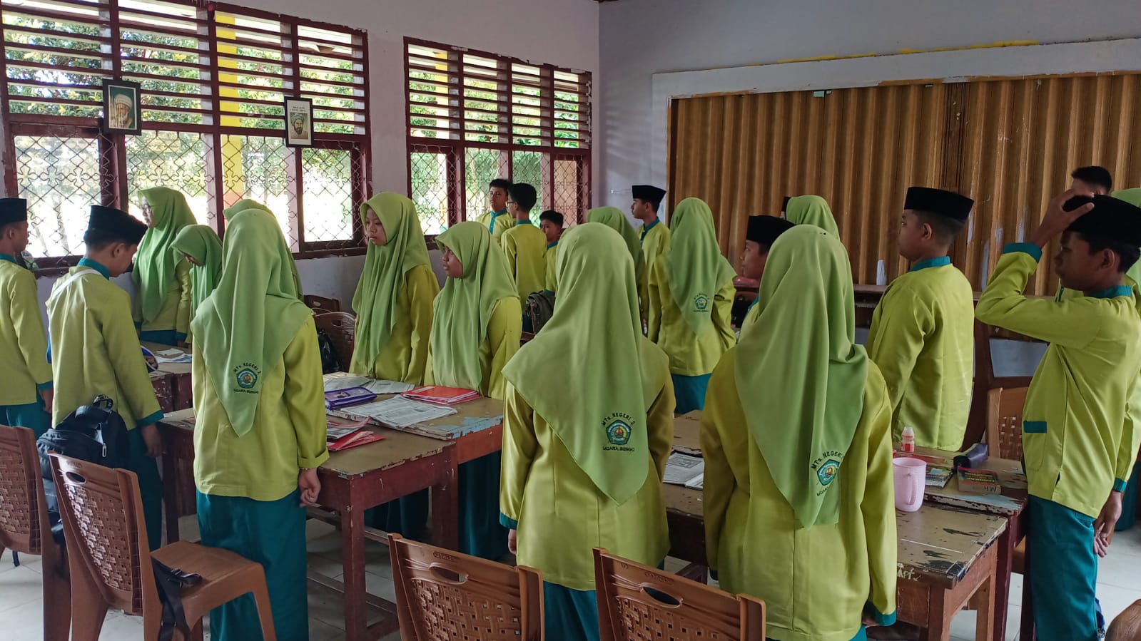 MTsN 2 BUNGO MEMPERDENGARKAN DAN MENGIKUTI PEMBACAAN NASKAH PANCASILA MTsN 2 BUNGO MEMPERDENGARKAN DAN MENGIKUTI PEMBACAAN NASKAH PANCASILA