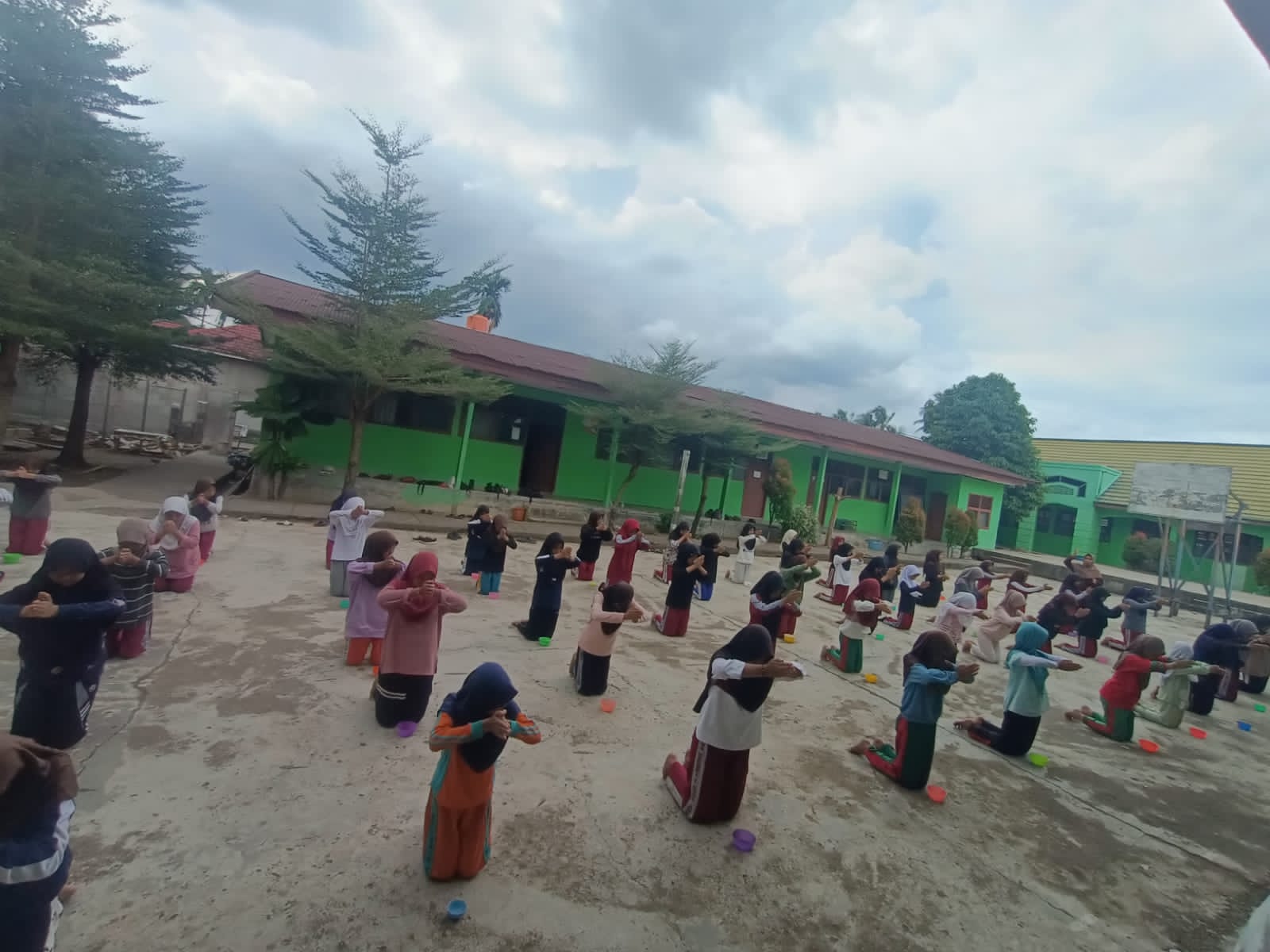 Latihan Perdana Ekstrakurikuler Tari MTs Negeri 1 Kota Jambj Latihan Perdana Ekstrakurikuler Tari MTs Negeri 1 Kota Jambj