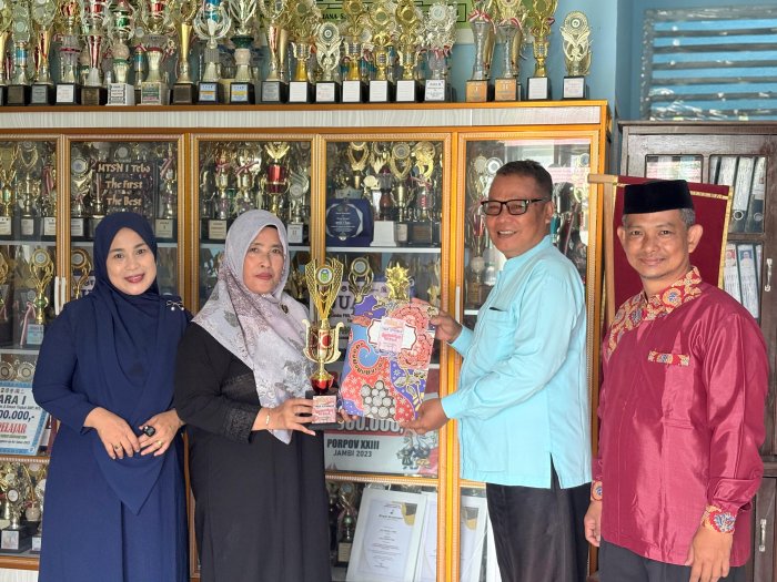MTsN 1 Tebo Terima Piala Juara Tiga Pawai Budaya Kabupaten Tebo MTsN 1 Tebo Terima Piala Juara Tiga Pawai Budaya Kabupaten Tebo