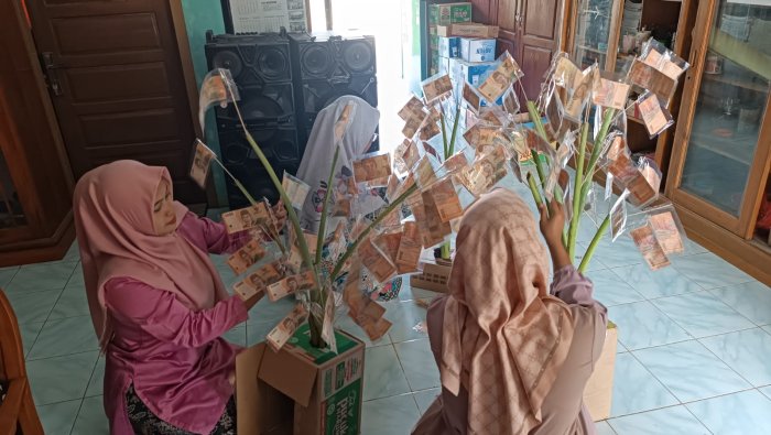 Rawat Tradisi, Guru MIN 4 Tebo Gotong Royong Siapkan Pohon Berkah Peringatan Maulid Nabi Rawat Tradisi, Guru MIN 4 Tebo Gotong Royong Siapkan Pohon Berkah Peringatan Maulid Nabi