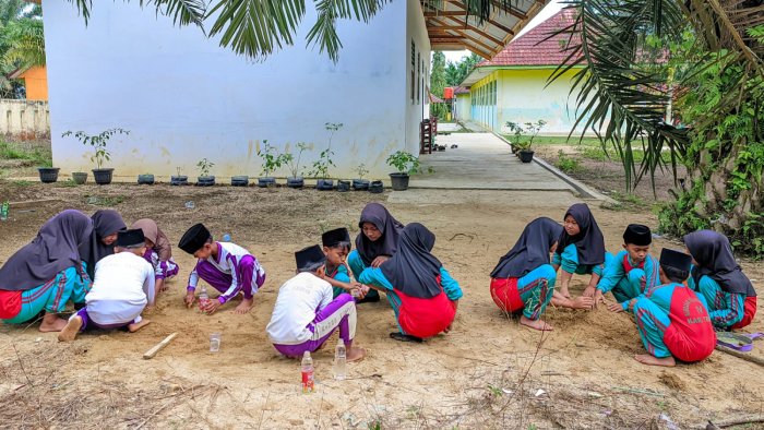 Halaman Tidak Pernah Sepi, MIN 4 Tebo Hidupkan Suasana Belajar Aktif di Luar Kelas
