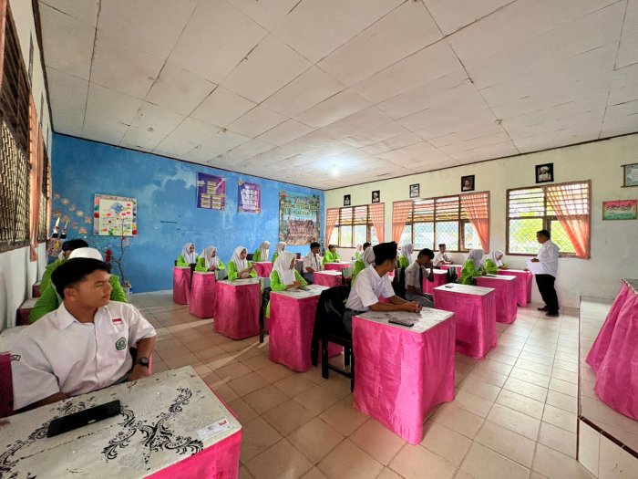Hari Kedua Ujian Madrasah di MAN 2 Bungo Berlangsung Tertib dan Lancar Hari Kedua Ujian Madrasah di MAN 2 Bungo Berlangsung Tertib dan Lancar