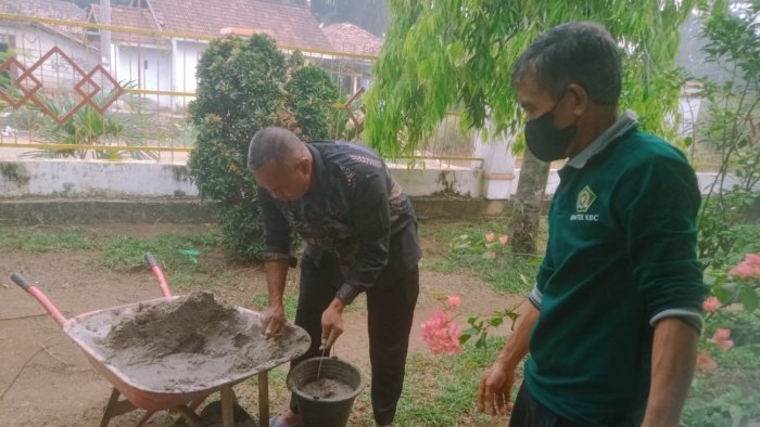 Manfaatkan Masa PJJ Kabut Asap, MIN 4 Tebo Perbaiki Lantai Ruang Kelas yang Rusak