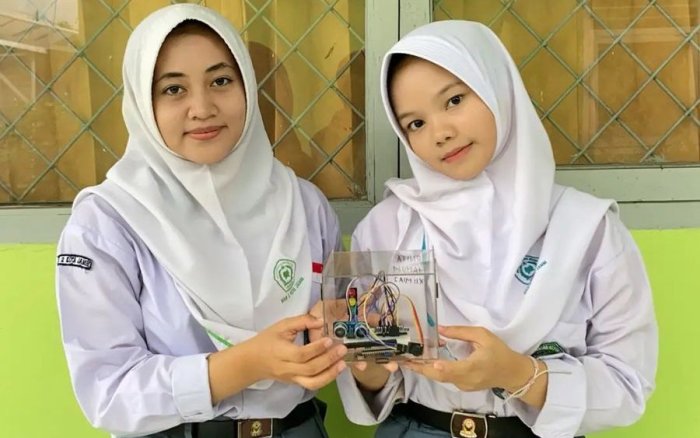Cewek Jago Teknologi! Hanum dan Arnita dari MAN 2 Kota Jambi Bikin Sensor Parkir Pintar
