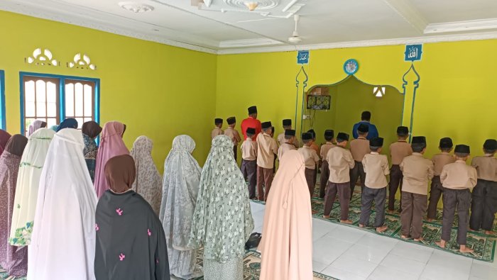Shalat Dzuhur Berjamaah Pererat Kebersamaan Kelas 4B dan 5B MIN 4 Tebo