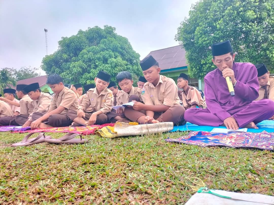 Kegiatan Jumat Berkah di MTsN 5 Tebo