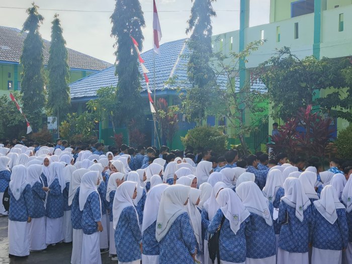 Waka Kesiswaan MAN 1 Kerinci Bertindak sebagai Pembina Upacara Bendera, Sampaikan Pesan Disiplin dan Tanggung Jawab