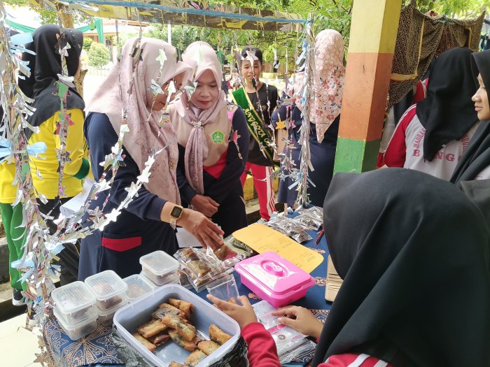 Stand Bazar PORSENI MTsN 1 Bungo 2026 Curi Perhatian, Kreativitas dan Kekompakan Siswa Jadi Sorotan Stand Bazar PORSENI MTsN 1 Bungo 2026 Curi Perhatian, Kreativitas dan Kekompakan Siswa Jadi Sorotan
