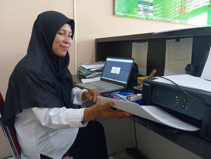 Operator Simpatika Ibu Ida Kurniati, S.Sos mencetak S36, Tingkatkan Efisiensi Administrasi Madrasah Operator Simpatika Ibu Ida Kurniati, S.Sos mencetak S36, Tingkatkan Efisiensi Administrasi Madrasah