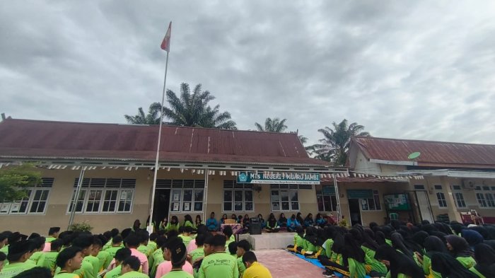 Sinergi Spiritual dan Fisik: MTsN 7 Muaro Jambi Gelar Yasinan dan Jalan Sehat Madrasah Bugar Sinergi Spiritual dan Fisik: MTsN 7 Muaro Jambi Gelar Yasinan dan Jalan Sehat Madrasah Bugar