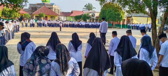 MTsN 2 Bungo Gelar Mengheningkan Cipta Saat Upacara Bendera MTsN 2 Bungo Gelar Mengheningkan Cipta Saat Upacara Bendera