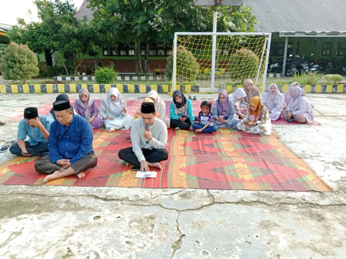 Suasana Khusyuk Warnai Kegiatan Yasinan Jumat Pagi di MTsN 1 Bungo Suasana Khusyuk Warnai Kegiatan Yasinan Jumat Pagi di MTsN 1 Bungo