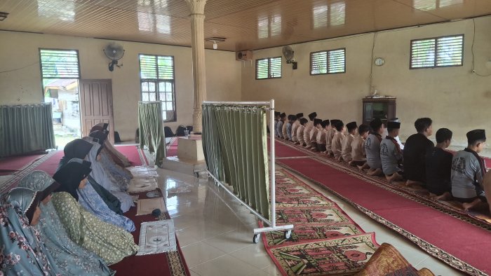 Tingkatkan Religiusitas dan Karakter, Siswa Tahfidz MTsN 2 Bungo Rutin Gelar Sholat Zuhur Berjamaah