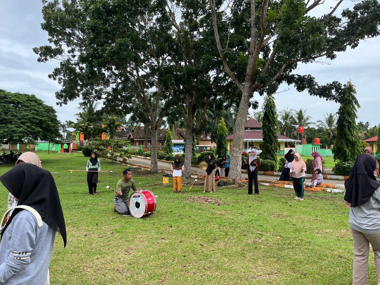 TINGKATKAN KUALITAS SENI MAN 2 TEBO RUTIN LATIHAN DRUM BAND di MADRASAH TINGKATKAN KUALITAS SENI MAN 2 TEBO RUTIN LATIHAN DRUM BAND di MADRASAH