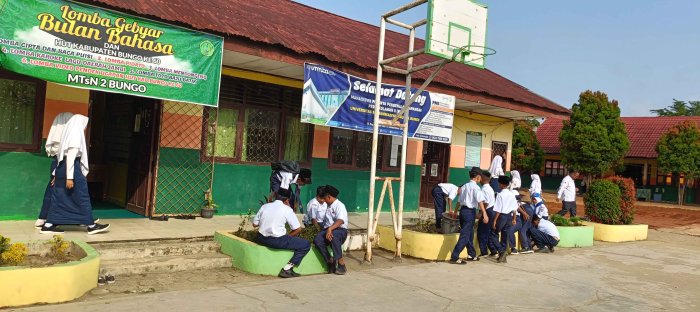 Siswa Langgar Seragam Disanksi Bersihkan Taman Madrasah