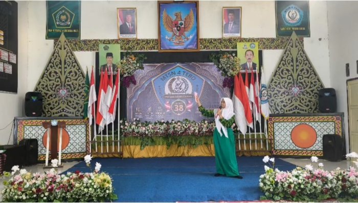 Pembacaan Puisi Perpisahan dari Fanny Erita untuk Kakak Kelas IX Angkatan ke-38 Pembacaan Puisi Perpisahan dari Fanny Erita untuk Kakak Kelas IX Angkatan ke-38