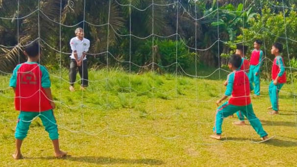 Kepala Madrasah Turun ke Lapangan, Motivasi dan Latihan Bersama Atlet OSM Bola Voli MIN 4 Tebo Kepala Madrasah Turun ke Lapangan, Motivasi dan Latihan Bersama Atlet OSM Bola Voli MIN 4 Tebo